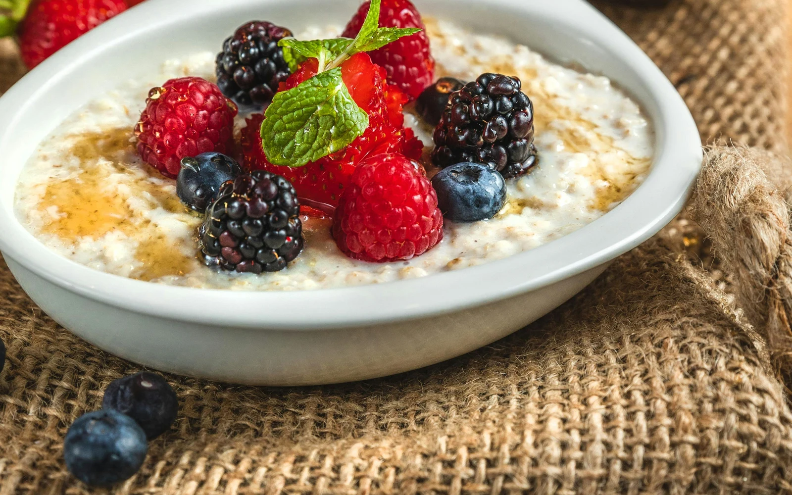 Овсянка с ягодами